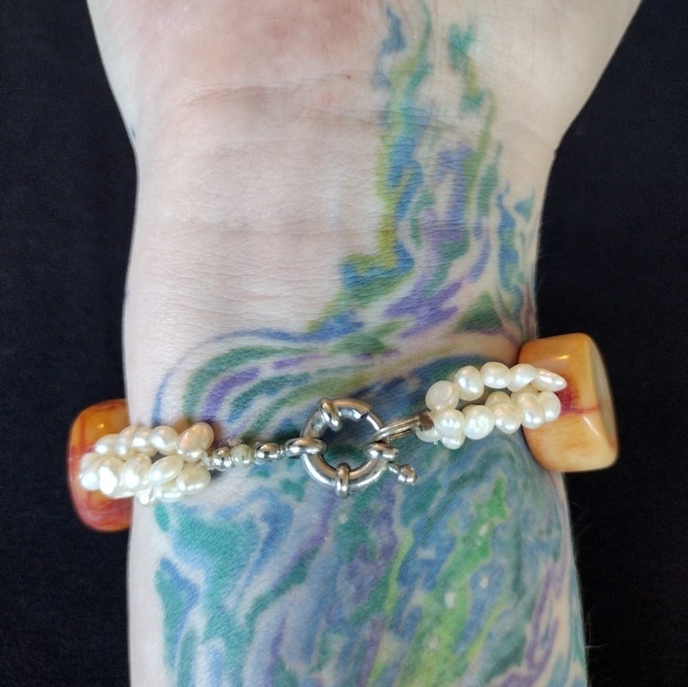 Handcrafted Shell And Pearl Bracelet - Picture 3 of 11